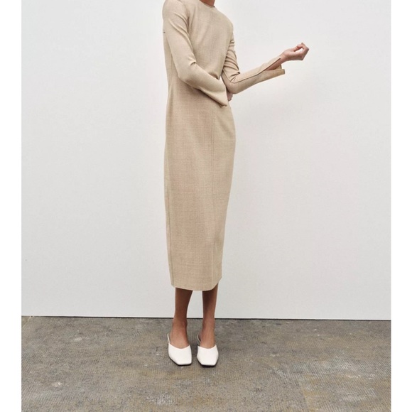 ZW COLLECTION WOOL TUBE DRESS
Fitted midi dress made of wool yarn. - Picture 2 of 2